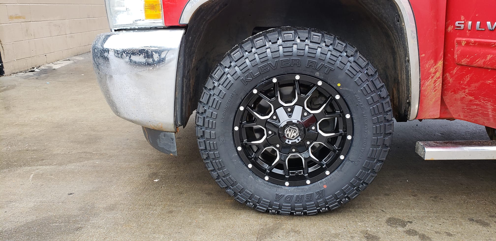 SET OF 4 | Mayhem 8015 Warrior 20x10 -25 6x135/6x139.7(6x5.5 | 35x12.50R20 Kenda KR601 CHEVY LIFTED